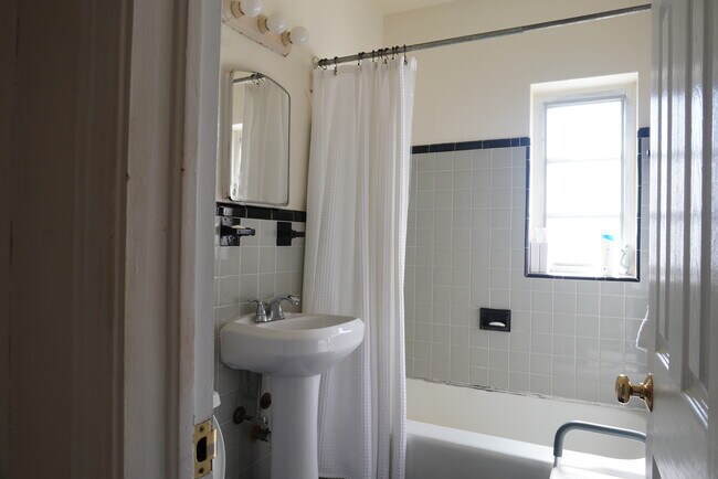 Building Photo - 10911 NE 9th Ct