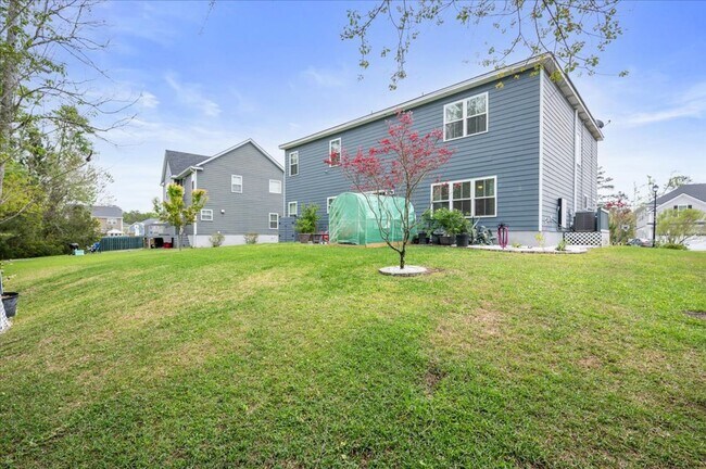 Building Photo - Welcome to Your Ideal Home: Where Luxury a...