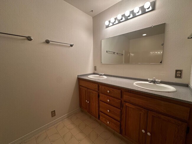 Building Photo - Light Filled 4 Bedroom 2.5 Bathroom Two-St...