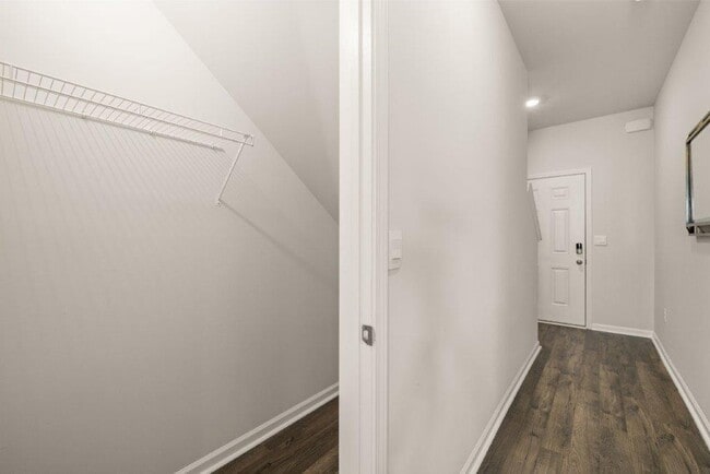 Building Photo - 811 Grovebury Ct