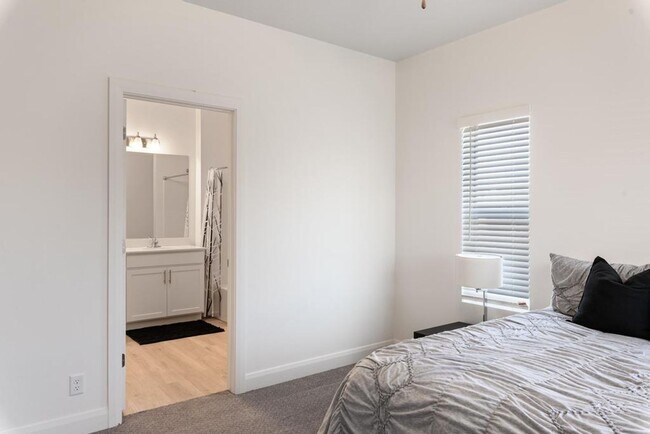 Building Photo - Desert Color Townhome 4-Bedrooms!