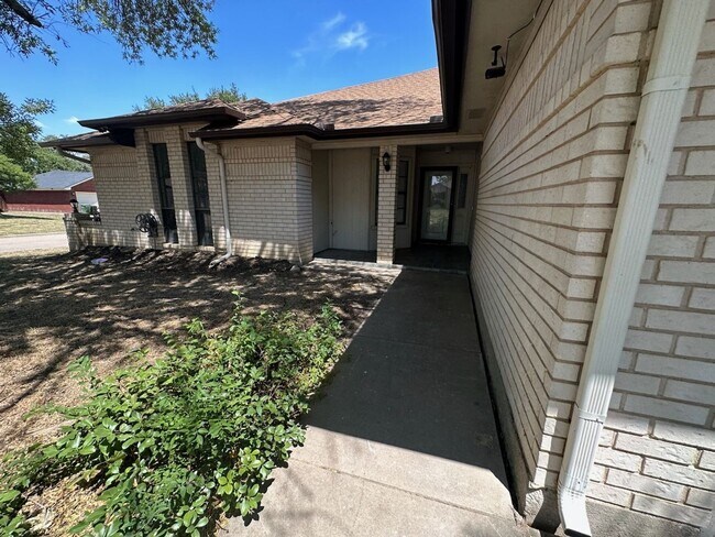 Building Photo - Excellent 3 bedroom 2 bath