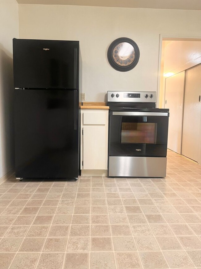 Building Photo - 3 Bedroom House, Available Now!