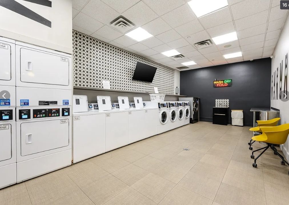 Building Photo - 2555 N Clark St