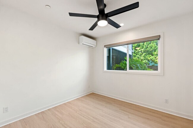 Building Photo - BK-1523