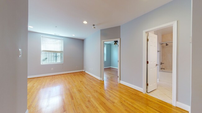 Building Photo - Modern 1 bedroom unit in Bloomingdale/Ecki...