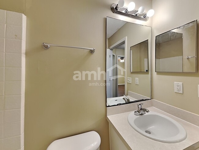 Building Photo - 1643 Hawkins Cove Dr E