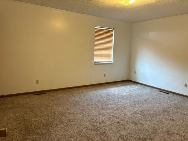 Building Photo - 801e Huggins Rd