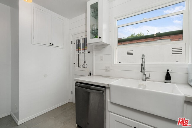 Building Photo - 8472 Oakwood Ave