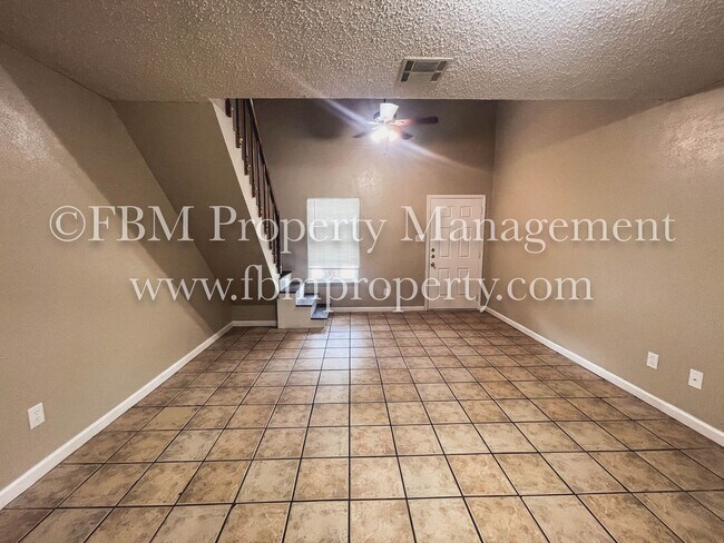 Building Photo - 2533 W Sycamore Ave