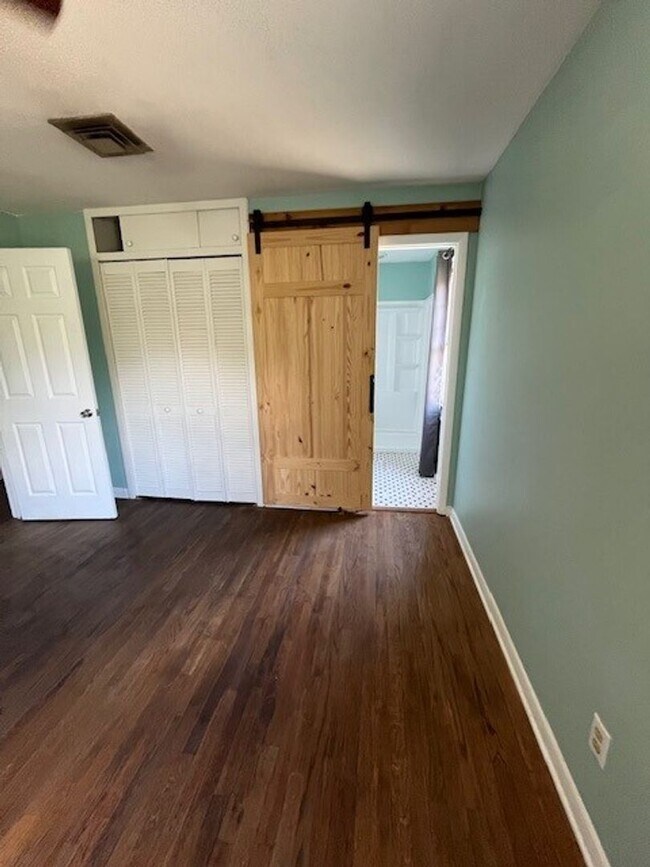 Building Photo - Perfect "Work from Home" Location!