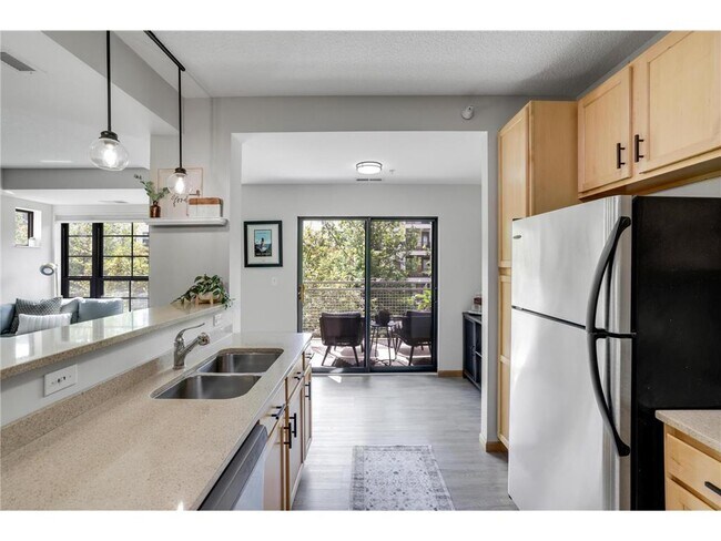 Building Photo - 2565 Franklin Ave