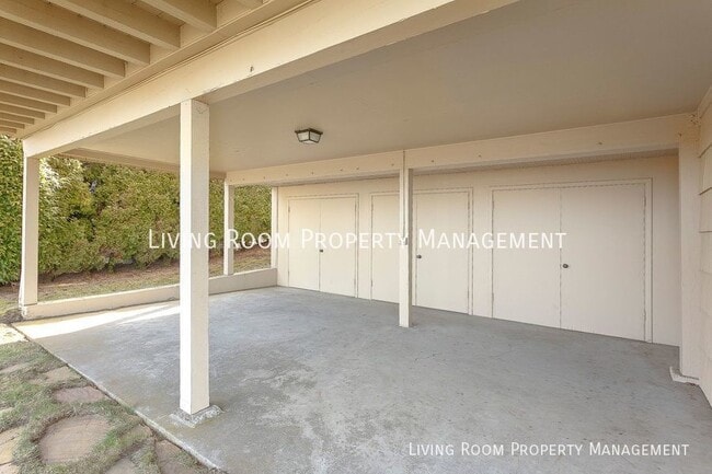 Building Photo - 4404 SW Council Crest Dr