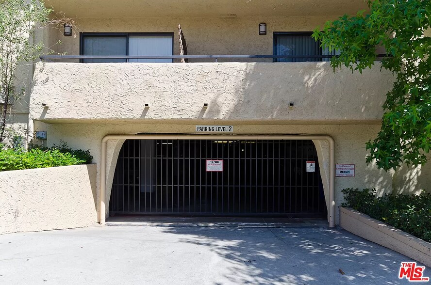 Building Photo - 10982 Roebling Ave