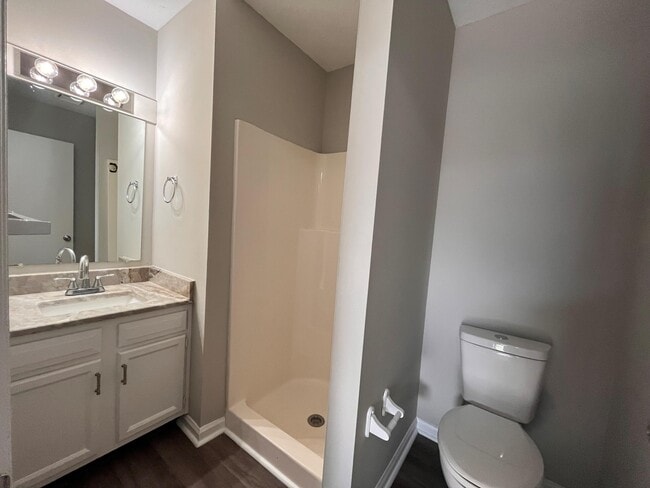 Building Photo - 402 Lakeview Dr