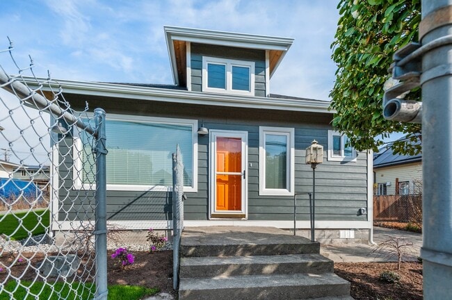 Building Photo - Conveniently located Single-family house available for Rent!