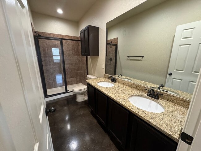 Building Photo - Beautiful 3x2 Duplex in New Braunfels, TX!