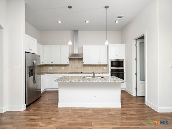 Building Photo - 530 Carriage House