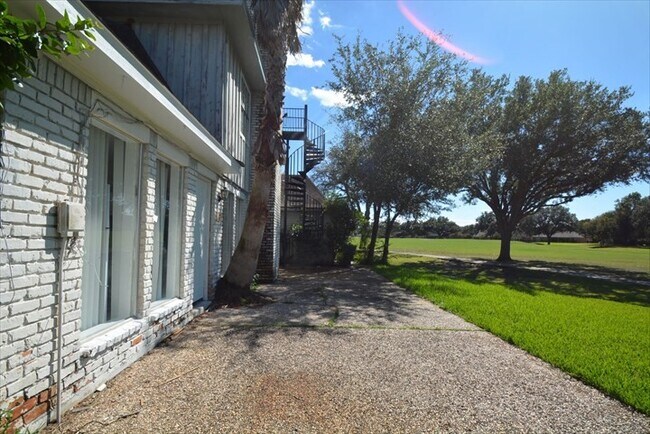 Building Photo - 538 Longview Dr