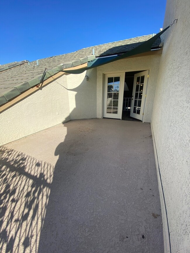 Building Photo - Gorgeous Golf Course Townhome