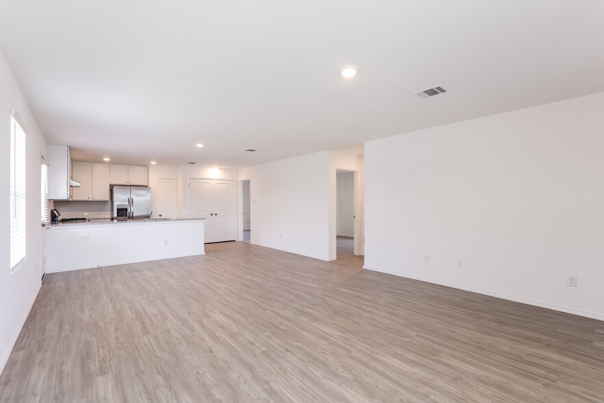 Building Photo - 2807 Gustavo Dr