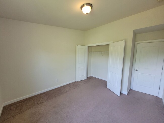 Building Photo - Gorgeous 3 bedroom, 2.5 bath townhome-styl...