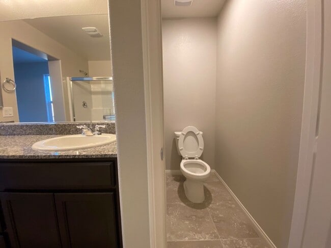 Building Photo - 4 BED 2.5 BATH 2 CAR GARAGE,  LARGE CORNER...