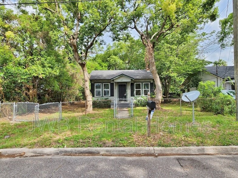 Primary Photo - 849 Lynton St