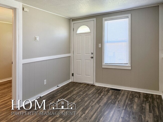 Building Photo - 1-Bedroom House Available NOW
