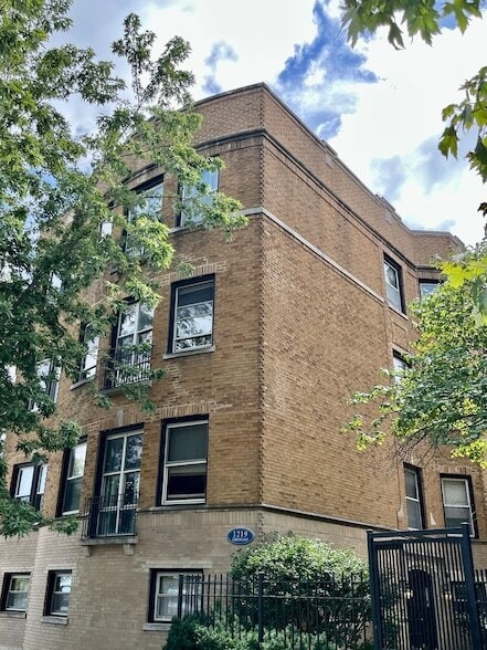 Primary Photo - 1219 W Greenleaf Ave