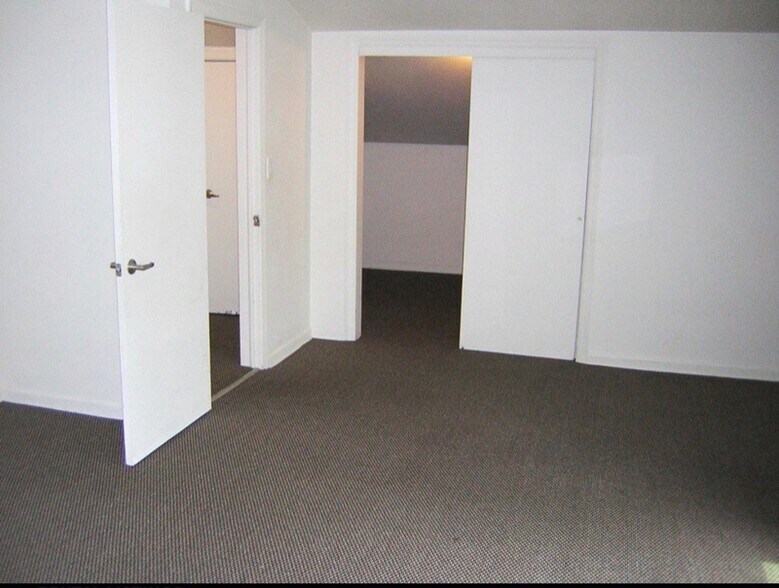 Building Photo - 45-45-4159 159th St