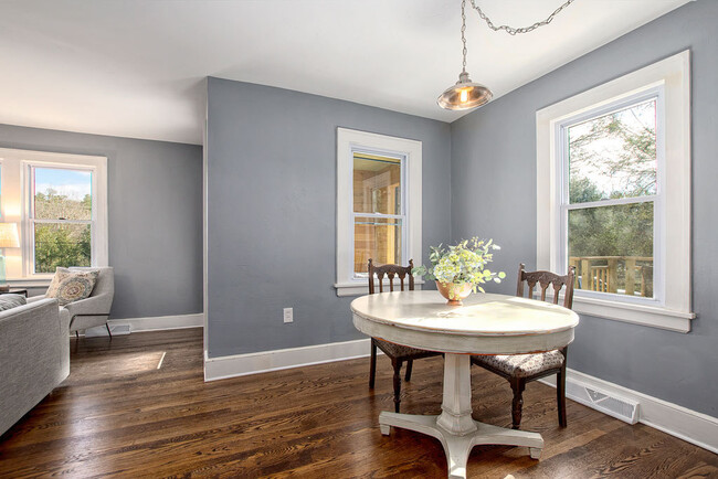 Building Photo - Updated Stone Cottage in East Asheville!