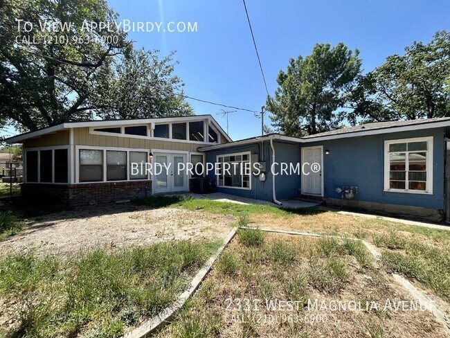 Building Photo - **3 Bed, 2 Bath Home with Detached Garage/...