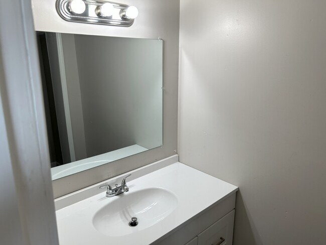 Building Photo - 1707 Buena Vista Cir SE