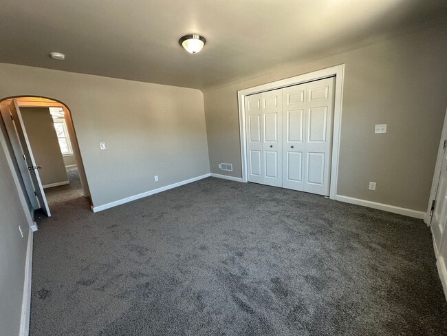 Building Photo - Large Open Concept 5BR/2BA Rent to Own Home