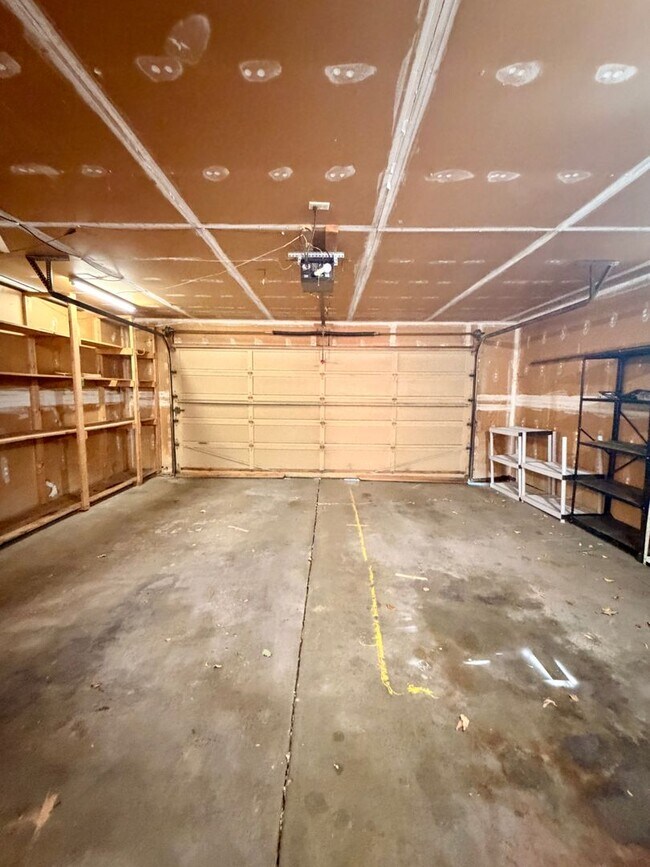 Building Photo - Amazing 3bed/2 bath with finished basement.