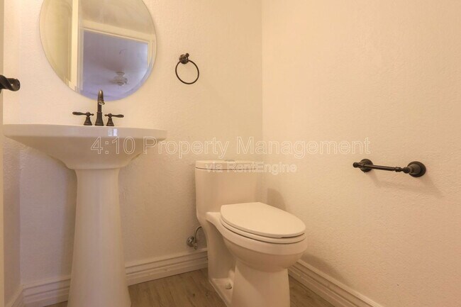 Building Photo - 951 E Leeward Ln