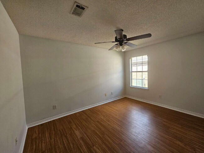 Building Photo - "Charming 3-Bedroom Gem with 2 Baths and 1,715 Sq Ft in Pensacola's Serene Airway Oaks"