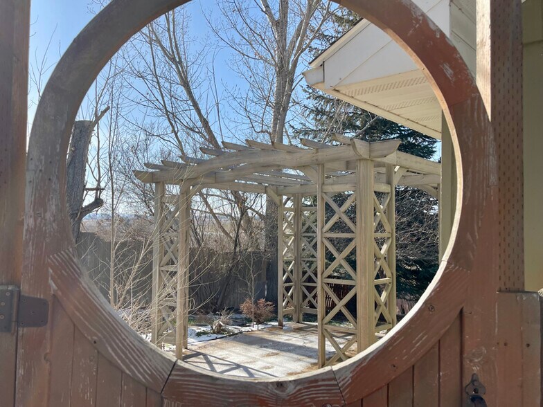 Building Photo - 592 Locust St S