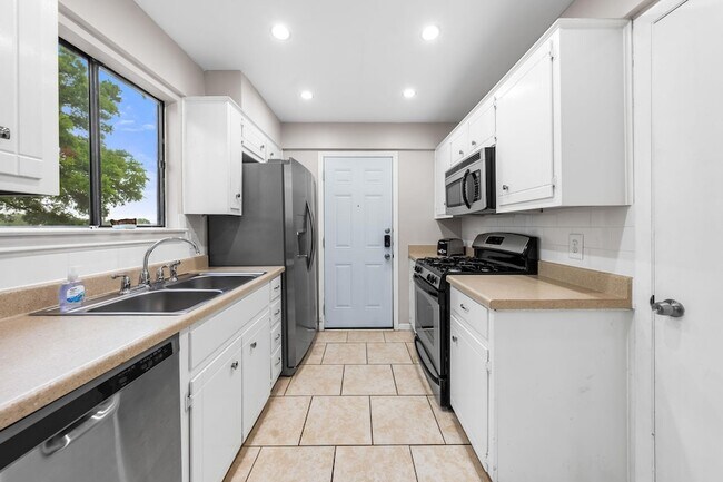 Building Photo - 3222 Tamarron Blvd