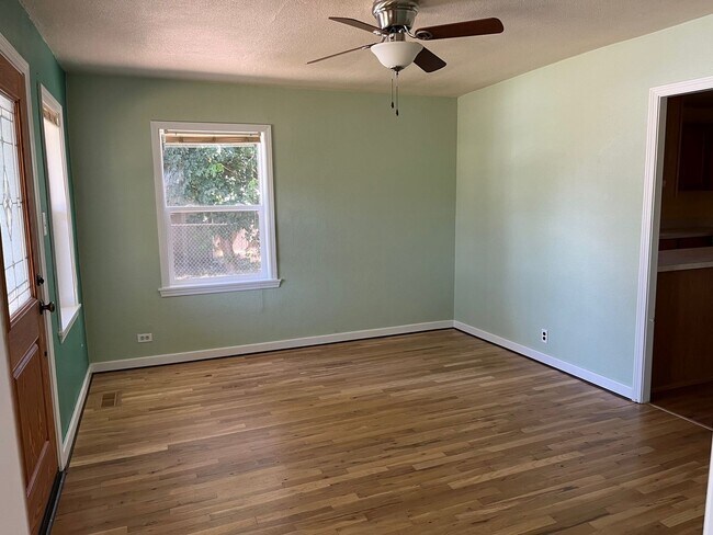 Building Photo - 2 bedroom 1 bathroom house