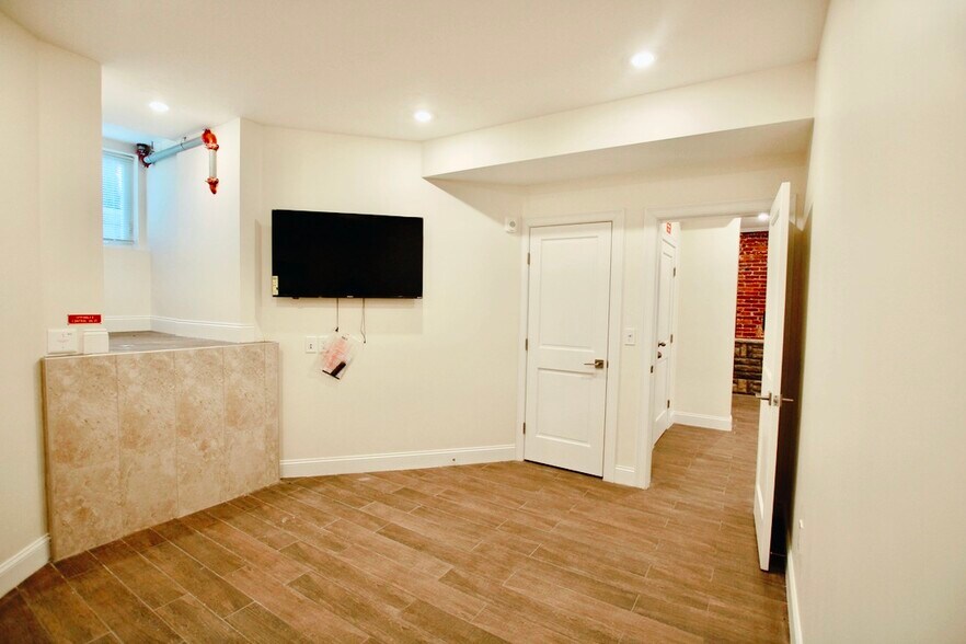 Building Photo - 1614 Beacon St