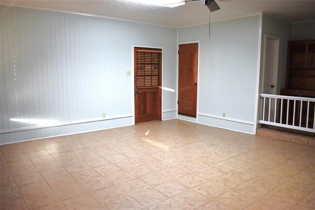 Building Photo - 1901 Mistletoe Ln