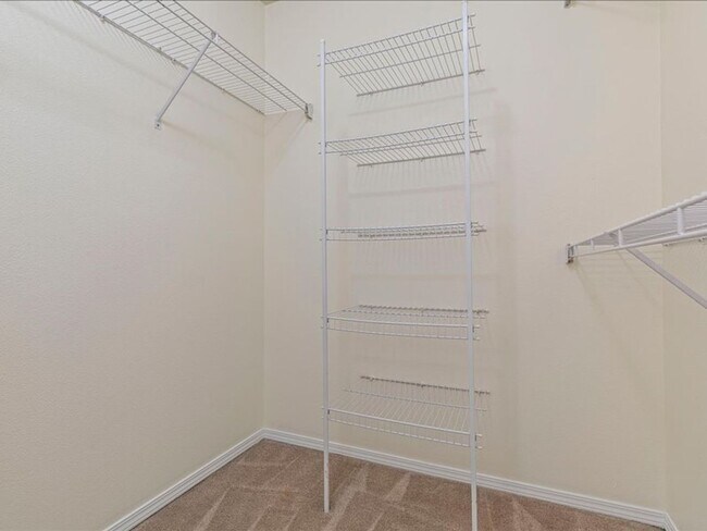 Building Photo - FOR RENT: MRS. CLEAN LIVED HERE! LOVELY HILLSBORO HOME AVAILABLE NOW! 4 BED, 2.5 BATH, 2 CAR GAR,...