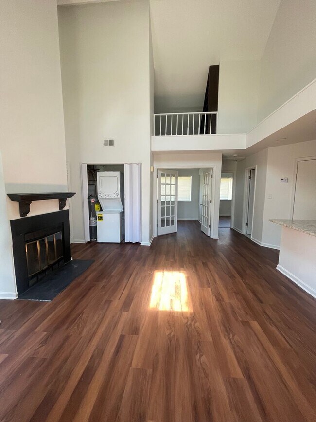 Building Photo - TOP FLOOR CONDO WITH ONE BEDROOM, DEN WITH...