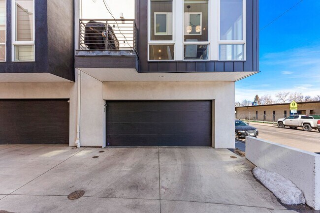 Building Photo - ROOFTOP DECK + spacious END UNIT townhome in Berkeley Neighborhood!
