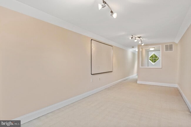 Building Photo - 5905 Lone Oak Dr