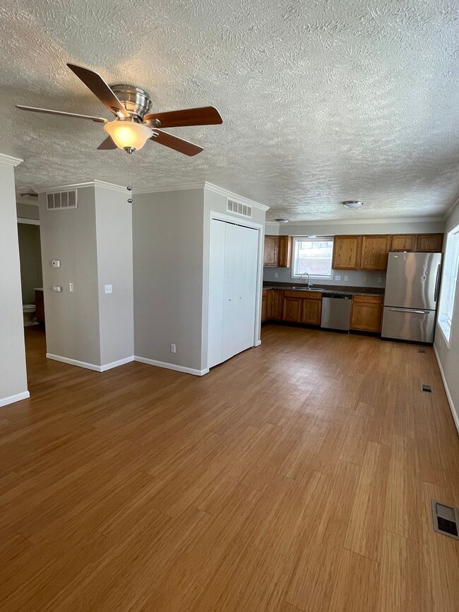 Building Photo - 2 bed 1 bath Central AC and W/D in unit