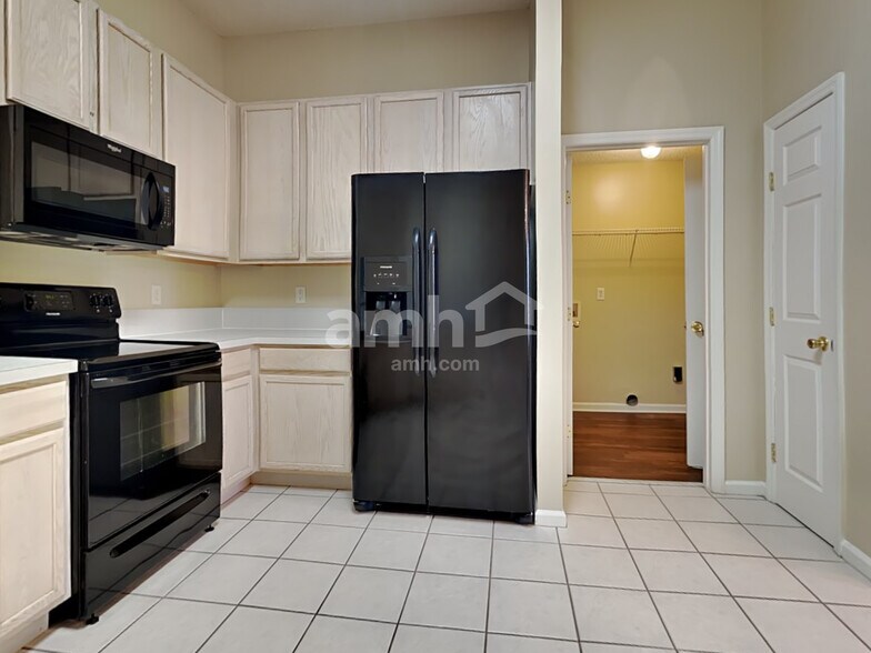 Building Photo - 3370 Westfield Dr