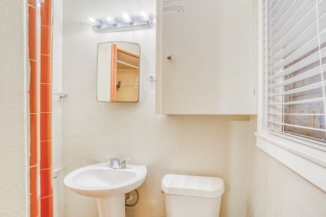 Building Photo - 1610 13th Ave N